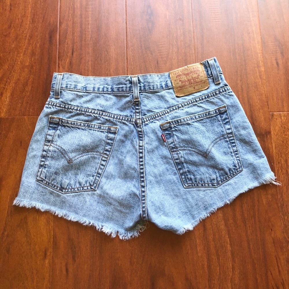 VTG Levi’s high waisted denim shorts light wash